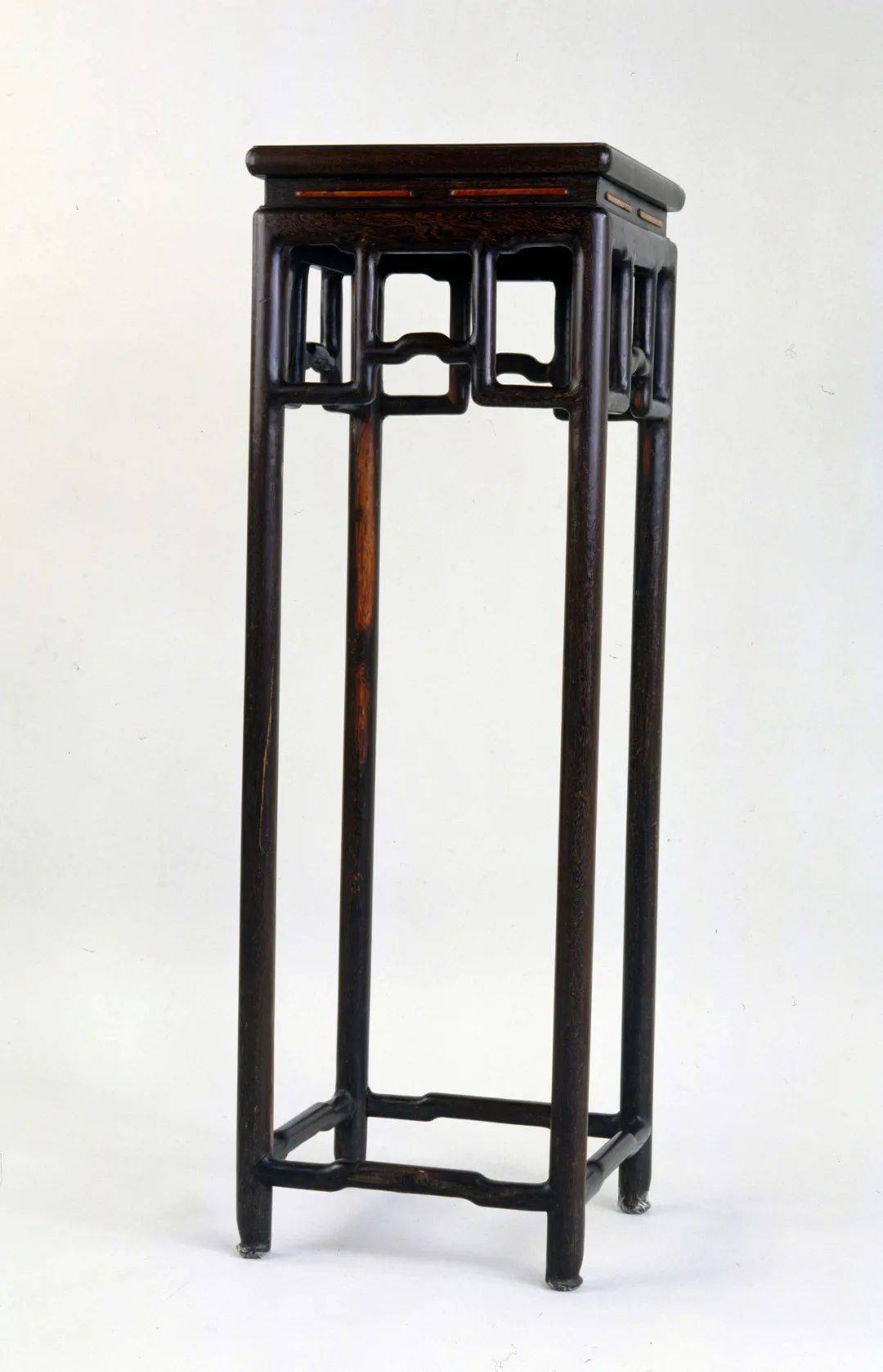 清尺寸:座面边长30,高52厘米清代家具的局部装饰非常讲究,做工极其