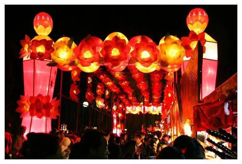 国都建康(今南京)出现了举办传统元宵灯会的习俗,其盛况为全国之冠