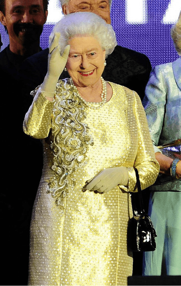 英国女王出镜安抚民众一身简约贵族装扮90多岁气势依旧很强