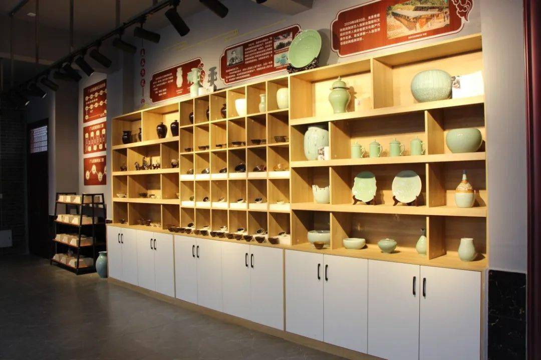 广元窑陶艺品展示2019年9月广元窑陶瓷研究院注册成立2020年7月广元