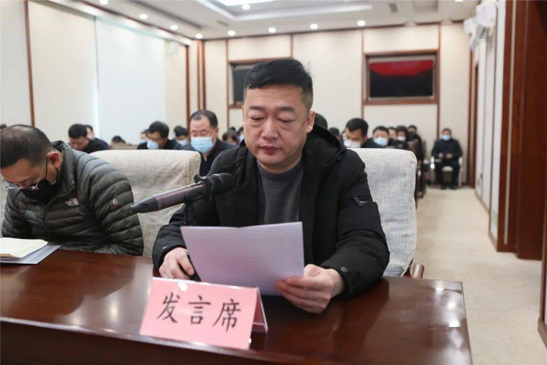 区委常委,副区长侯文宣读《西市区城乡环境综合整治工作方案》区委副