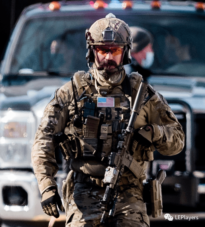 现场波士顿分局fbiswat执行搜查任务