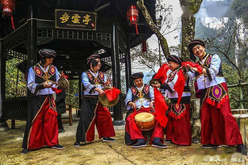 湖北鹤峰：非遗进景区 欢乐闹元宵