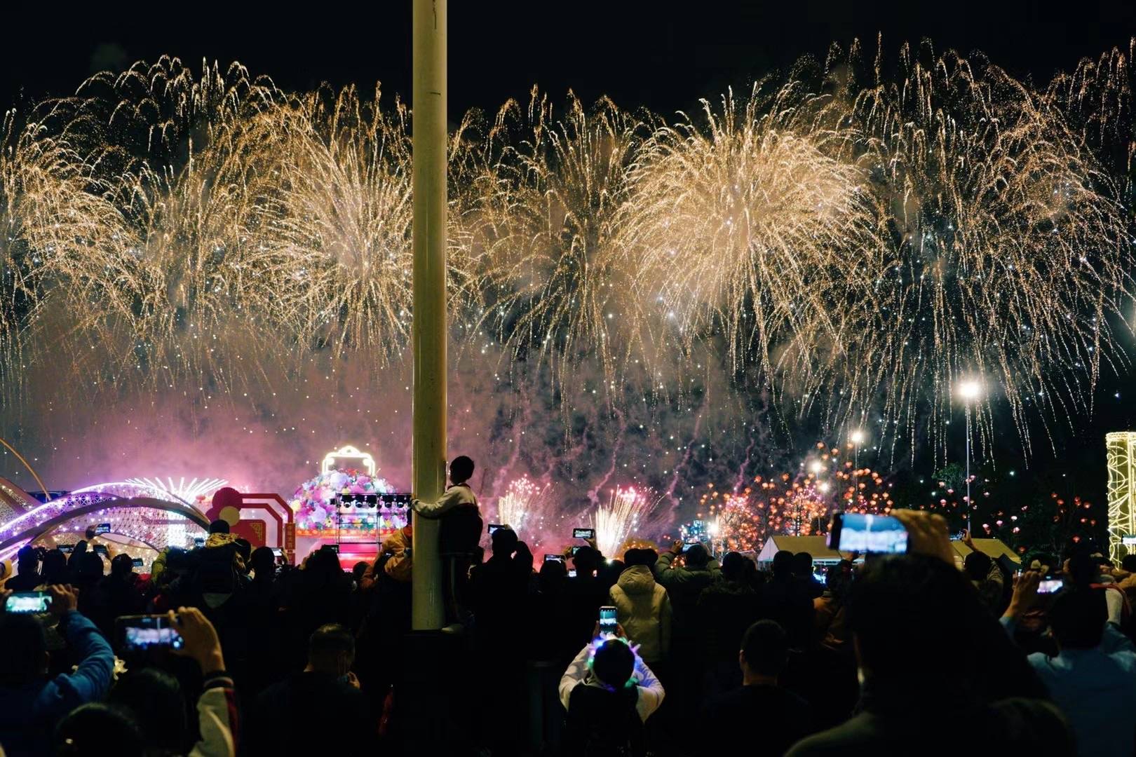 黄埔绝美烟花秀刷屏元宵夜500架无人机唤醒黄埔真牛