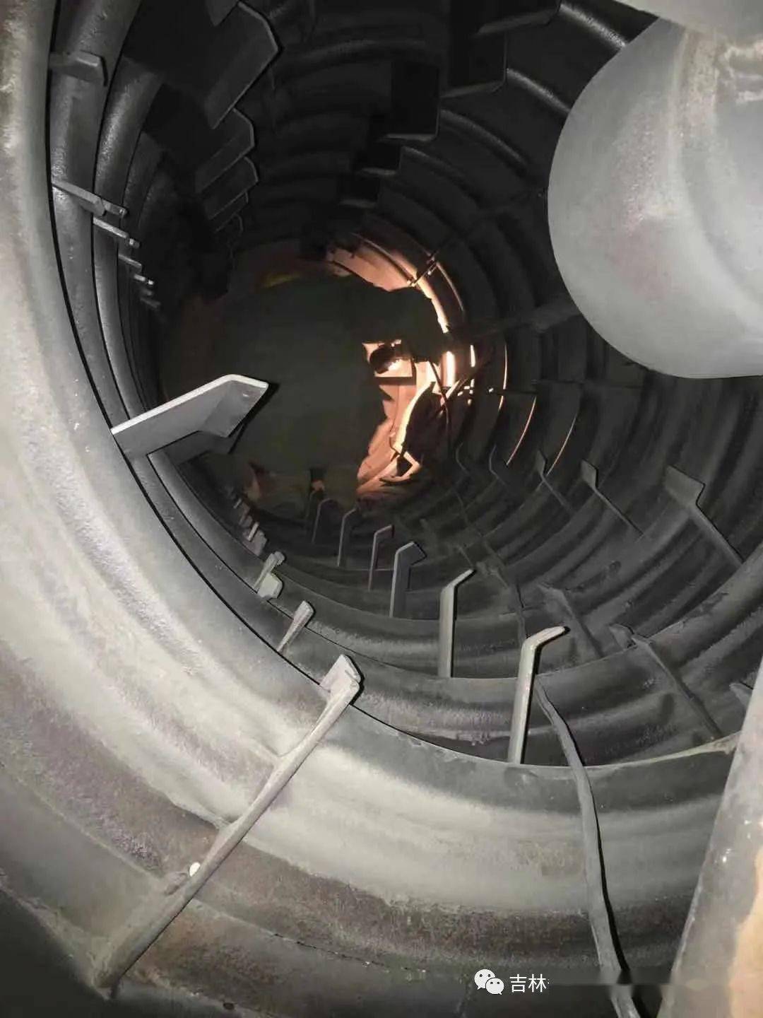 3:能源热力公司检修分场为3号炉冷渣机安装截流板.