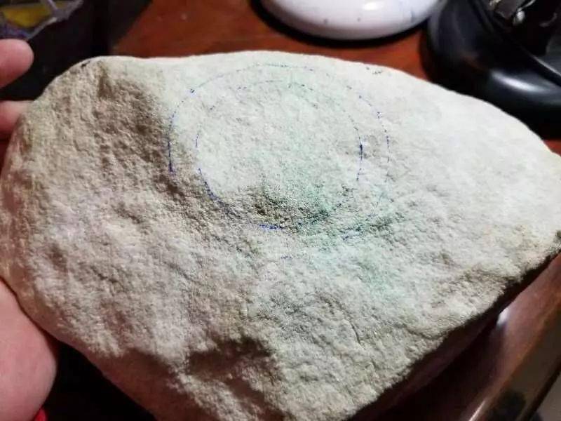 带回来后才仔细看了看,是块木那原石,重4.