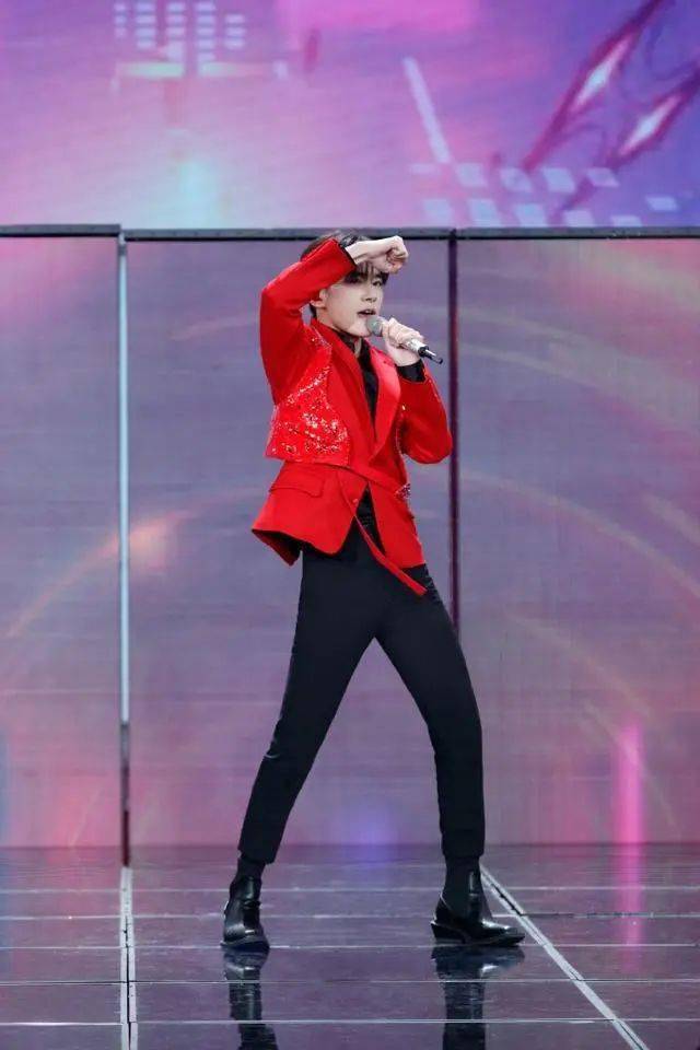 新浪娱乐讯 2021年2月26日,易烊千玺加盟央视元宵晚会,并拍摄一组最新