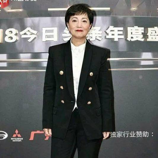 苑琼丹活成普通老人样才58岁脖子以上都是皱纹这样起码真实