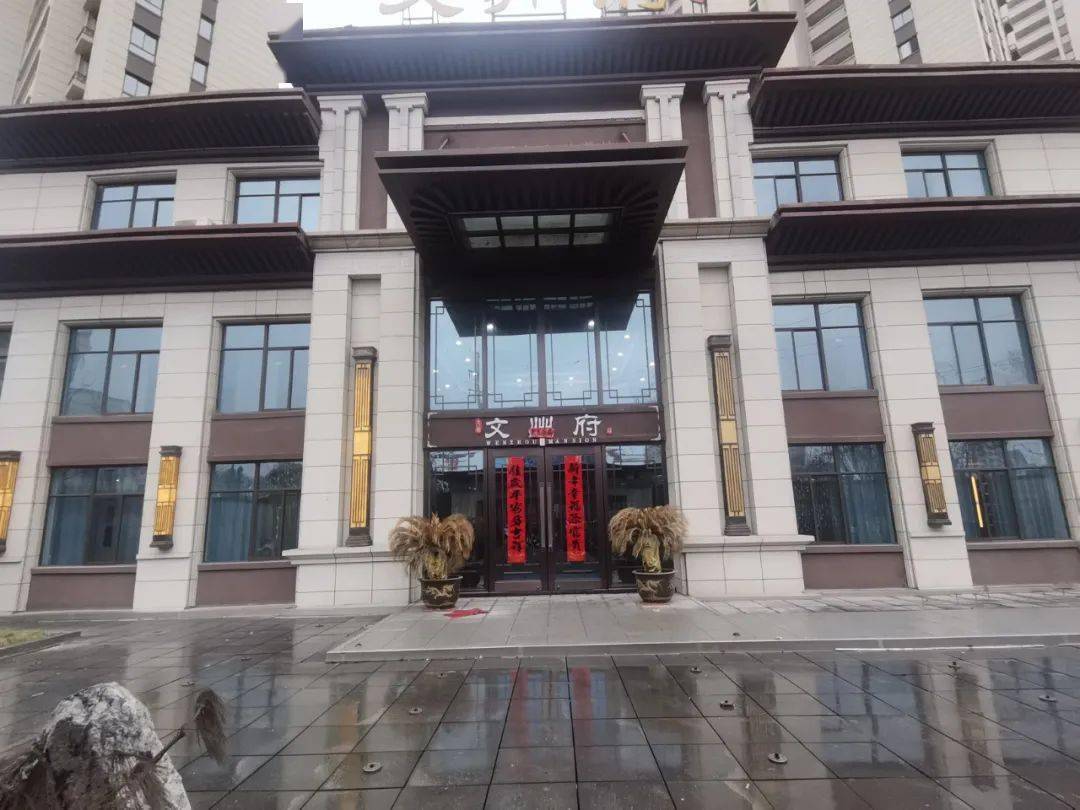 朝向十字路口新中式风格建筑外形,雍容大气文州府售楼处位于路口黄金