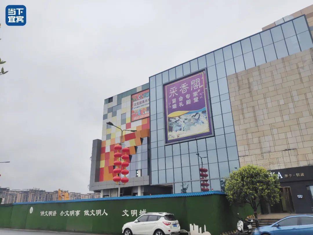 在华彩城hai未来广场背后,还有很大一个空地块.