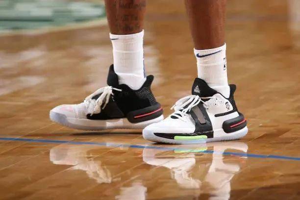 球星上脚怀斯曼上脚安踏了爱德华兹穿哈登5