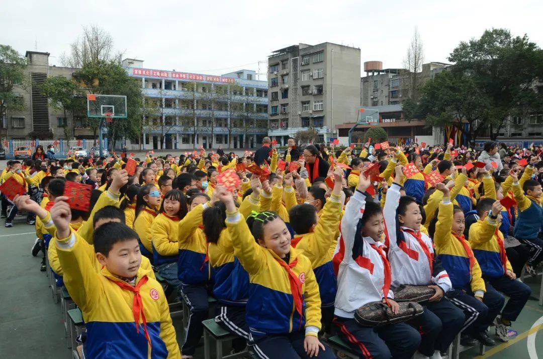 心怀美好精致如你彭山二小举行2021年春季开学暨十大模范颁奖典礼