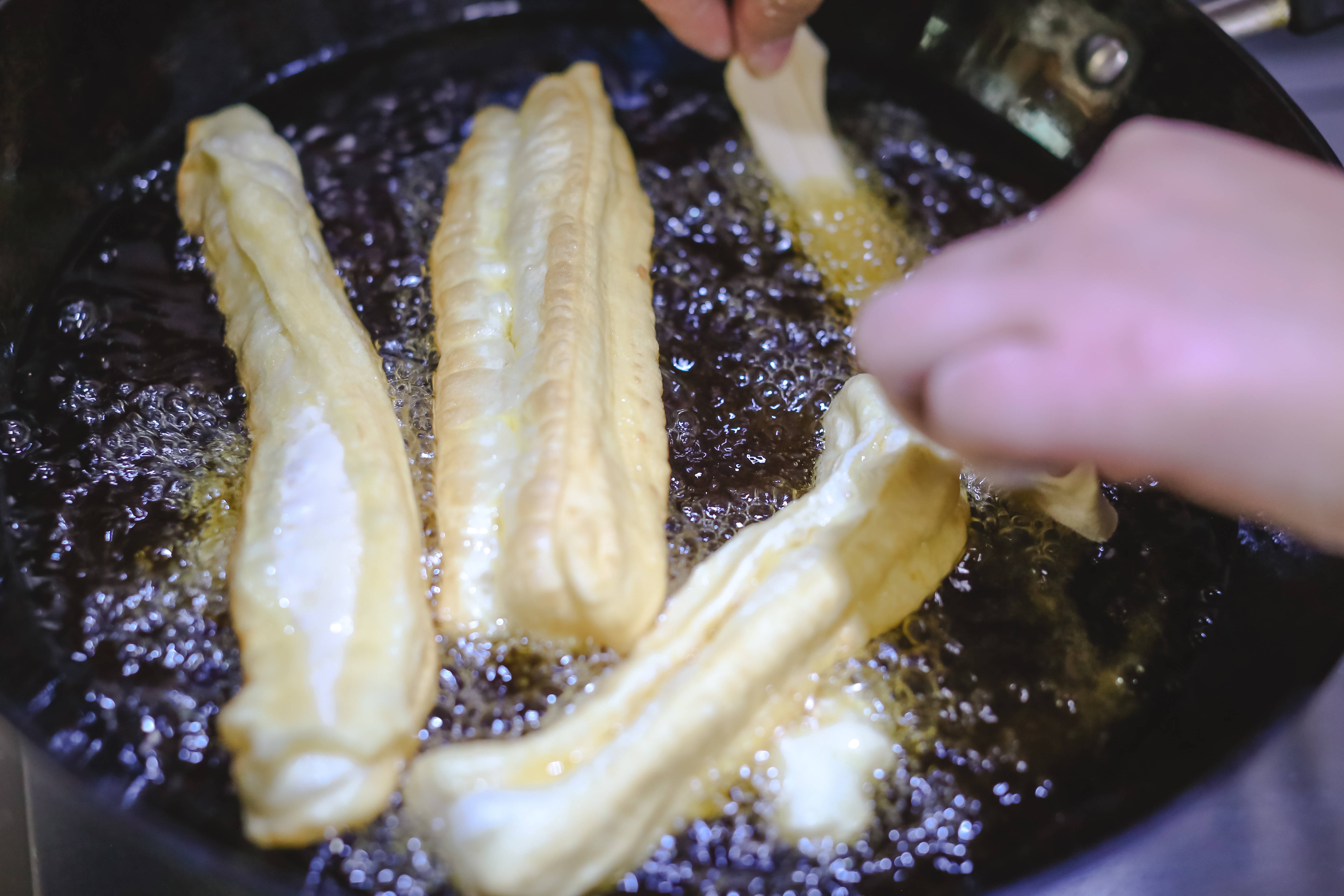 金黄酥脆的大油条蓬松多孔,真正零失败的配方,自制健康又放心