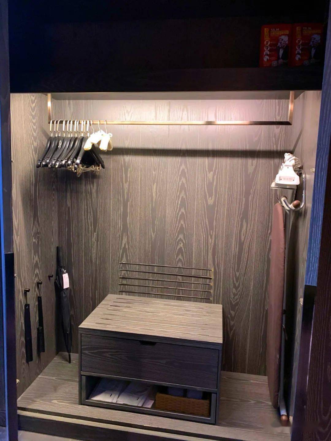 一边是行李架和挂外套的衣柜打开门相当惊讶,竟然还有个门~~客厅感觉