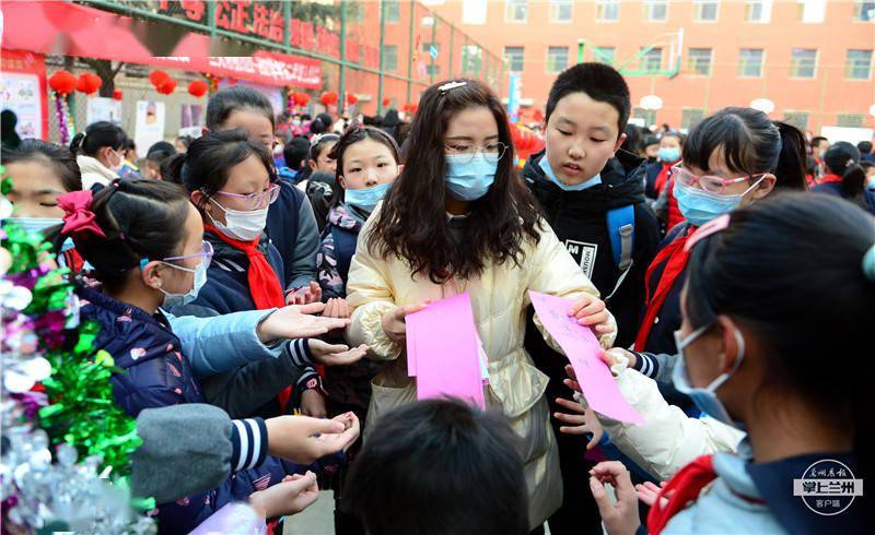 走红毯过牛门开启牛气冲天的新学期看兰大附属学校的创意开学仪式