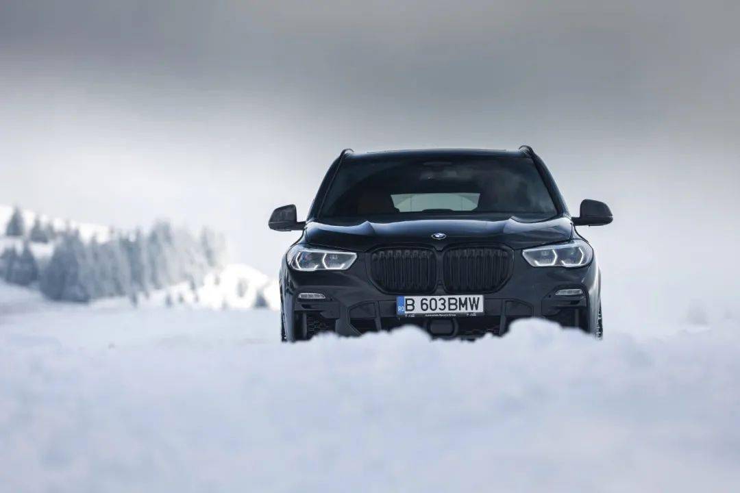 美极了黑色宝马x5在雪地里演绎一场视觉大片
