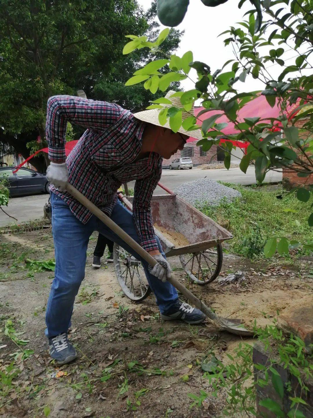 蔡秋生总为村里做些小事的第一书记