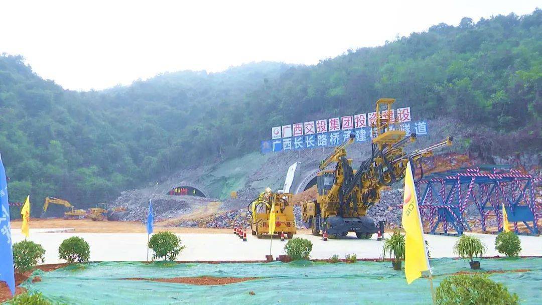 据了解,大新至凭祥高速公路是巴马至凭祥高速公路的重要组成部分,全线