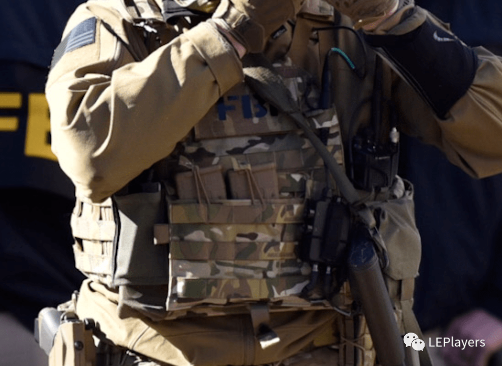 现场波士顿分局fbiswat执行搜查任务