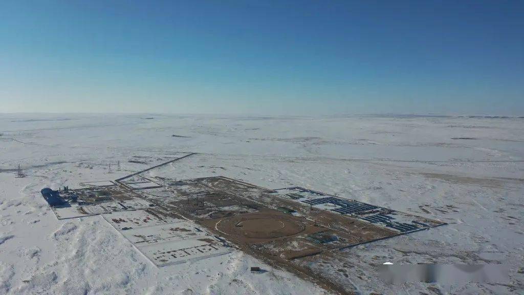 近日,阿巴嘎旗京能查干淖尔电厂2×66万千瓦火力发电项目全面开启复工