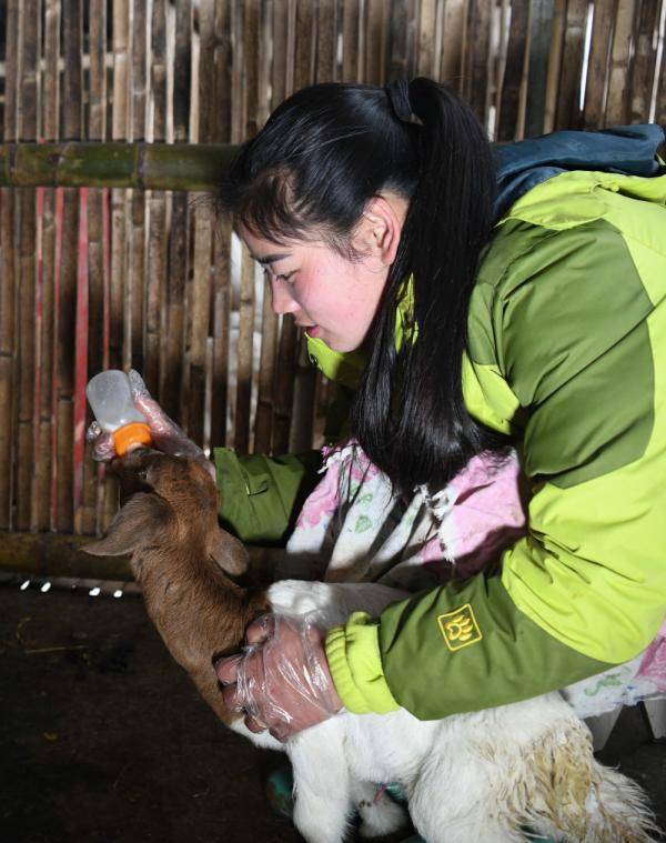 农村女人喂奶图片