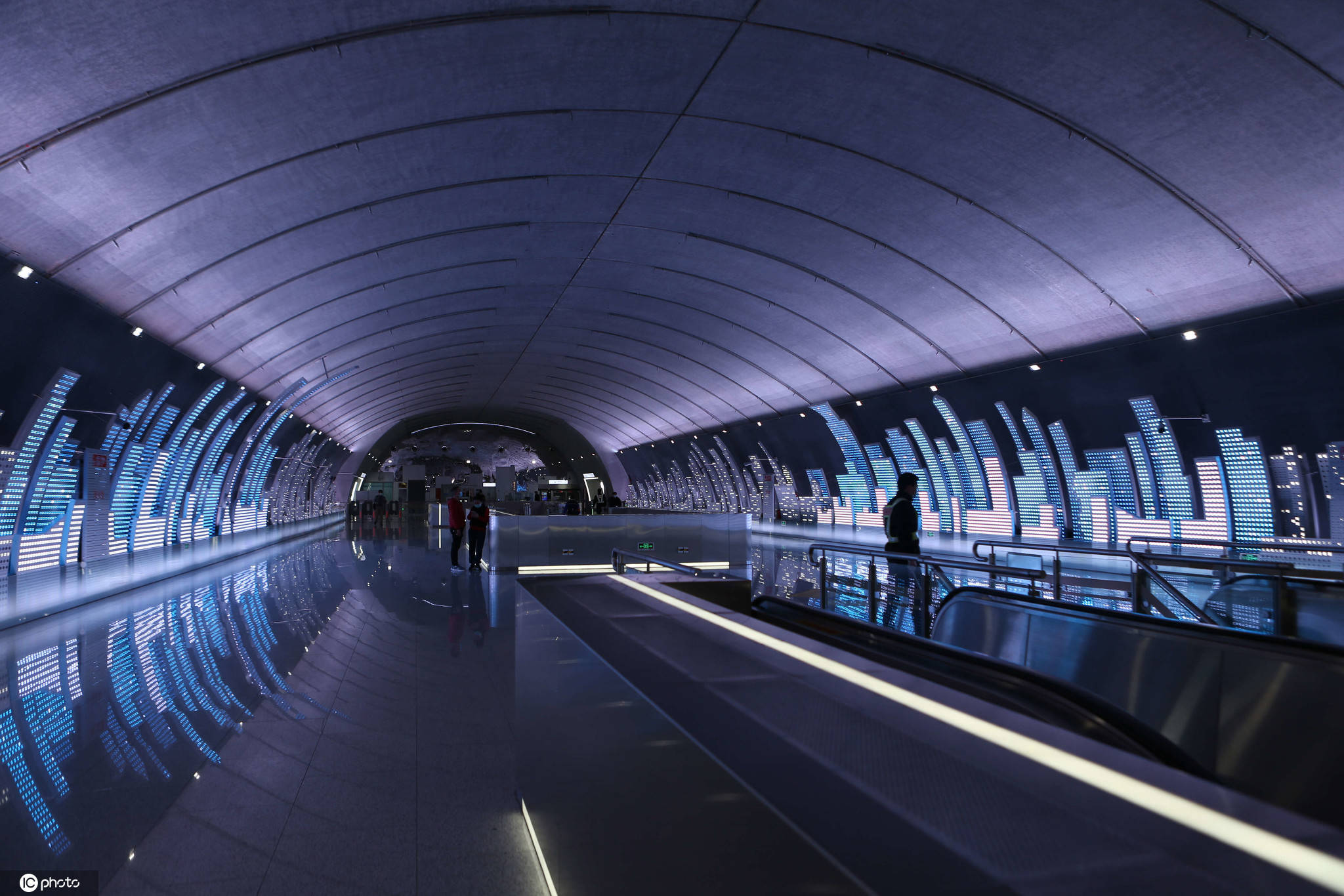 上海地铁吴中路站全无柱视觉效果美出高度