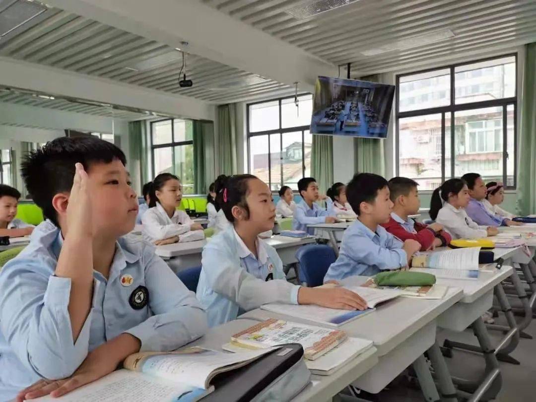 镇明中心小学创建于1906年,原名鄮山书院,有着114年的办学历史.