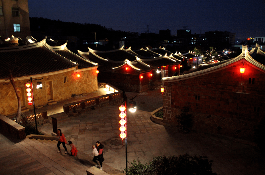 向上滑动阅览华山古民居位于石狮灵秀镇华山村,这里的大部分民居为