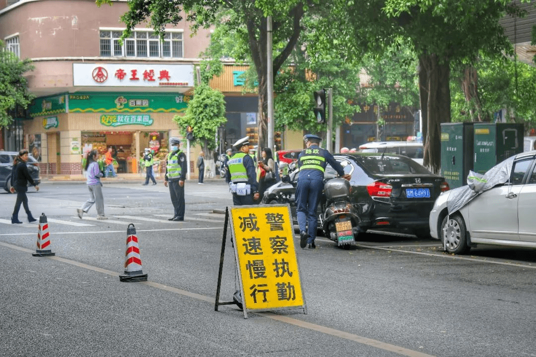 蕉城翰荣桥交警在设卡查车查扣了许多摩托车