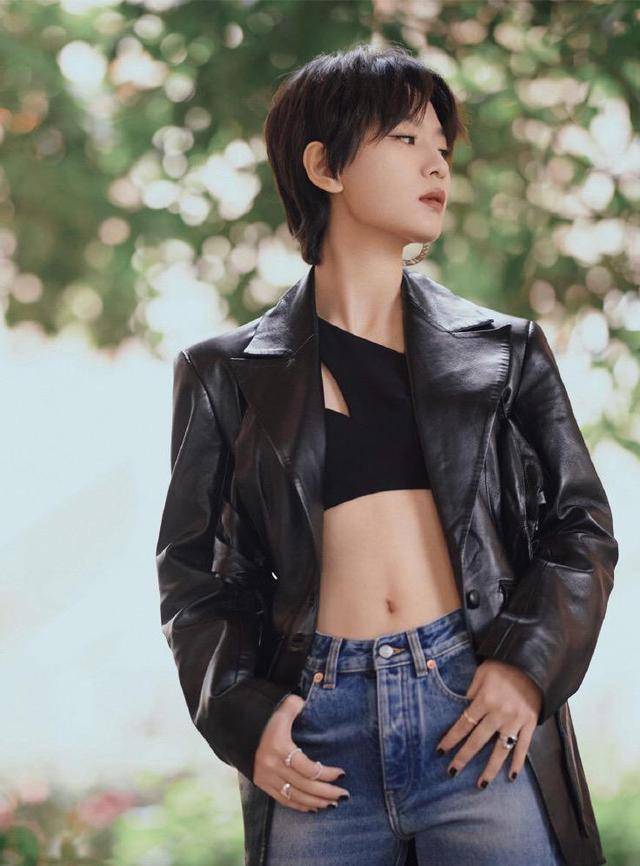 周笔畅也太个性十足了露脐背心配皮西装好霸气中性风又酷又帅