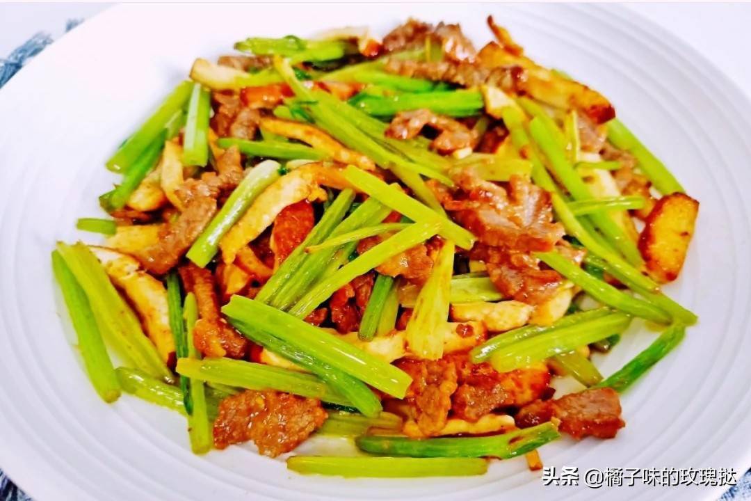 芹菜炒红萝卜炒牛肉 cbca3d98a7f04cabac77ed42d5006c3a.jpeg