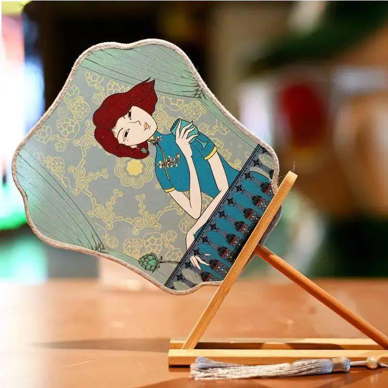 的国潮风还可以选择青岛啤酒以旗袍美女为原型设计的文创产品有团扇