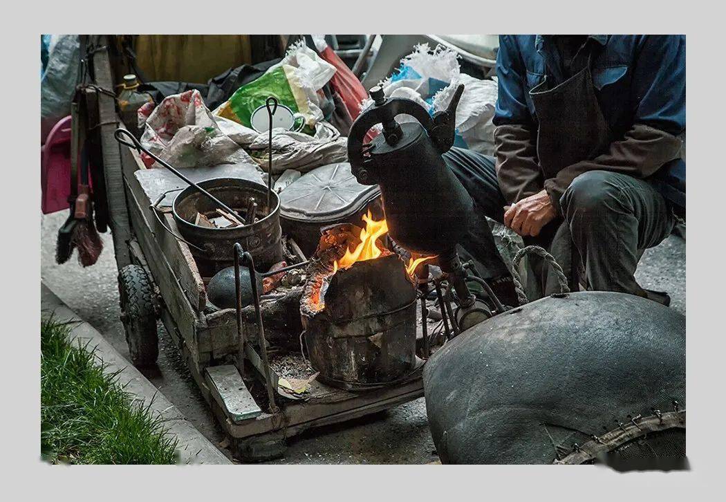 炸炒米的机子,是一套组合,就是一个葫芦形的炒米铁锅和一个拉风箱.