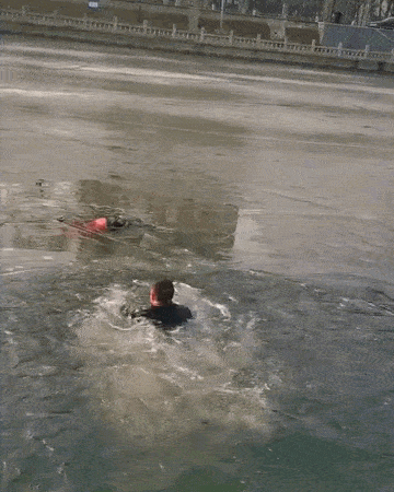 的退役军人李立新看到一女子不慎落入北京昆玉河后,奋不顾身跳水相救