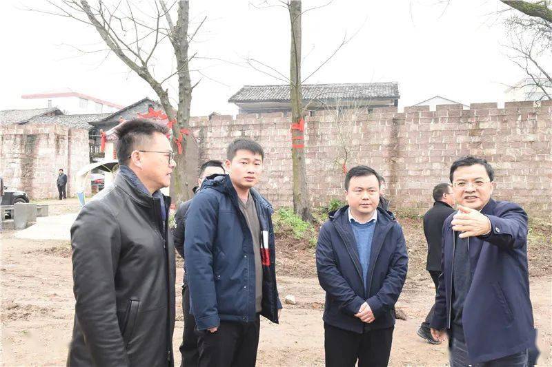 胡高堂一行来到余江区锦江镇饮用水水源地,对锦江镇饮用水水源地存在"
