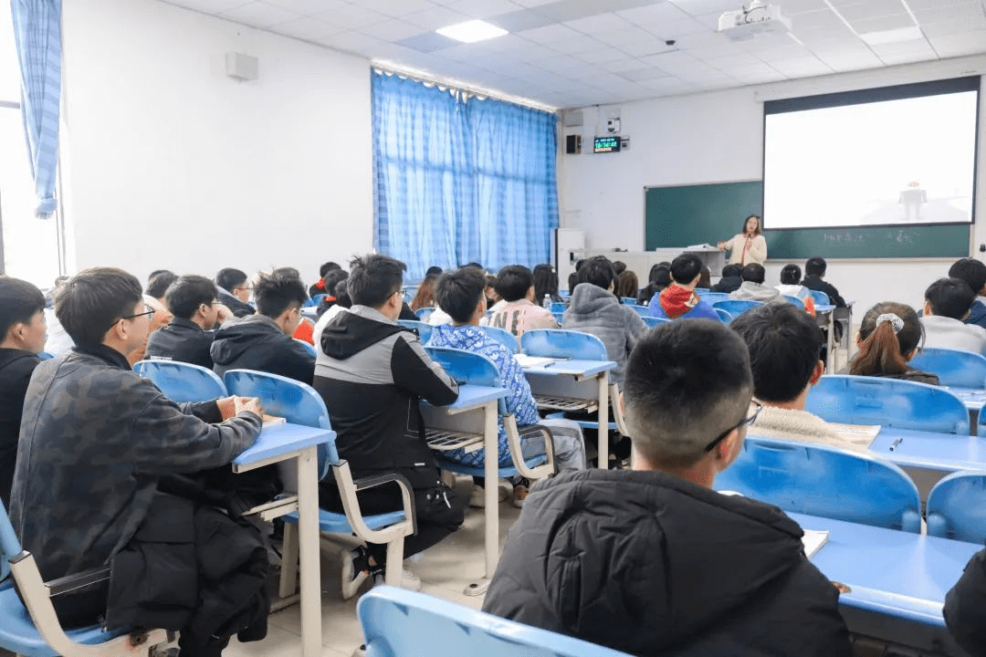 宁静的校园恢复了往日的生机 教室里充满了青春的气息 长江师范学院