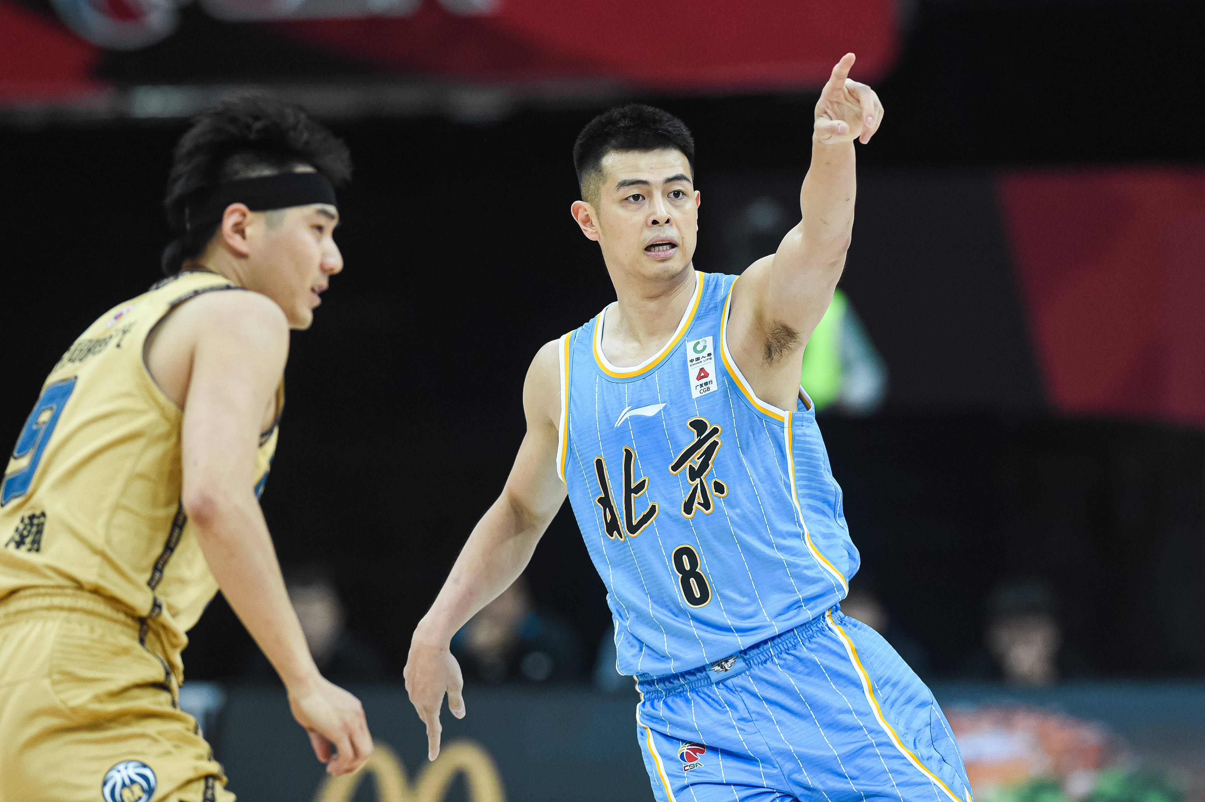 3月4日,北京首钢队球员方硕(右)在比赛中.