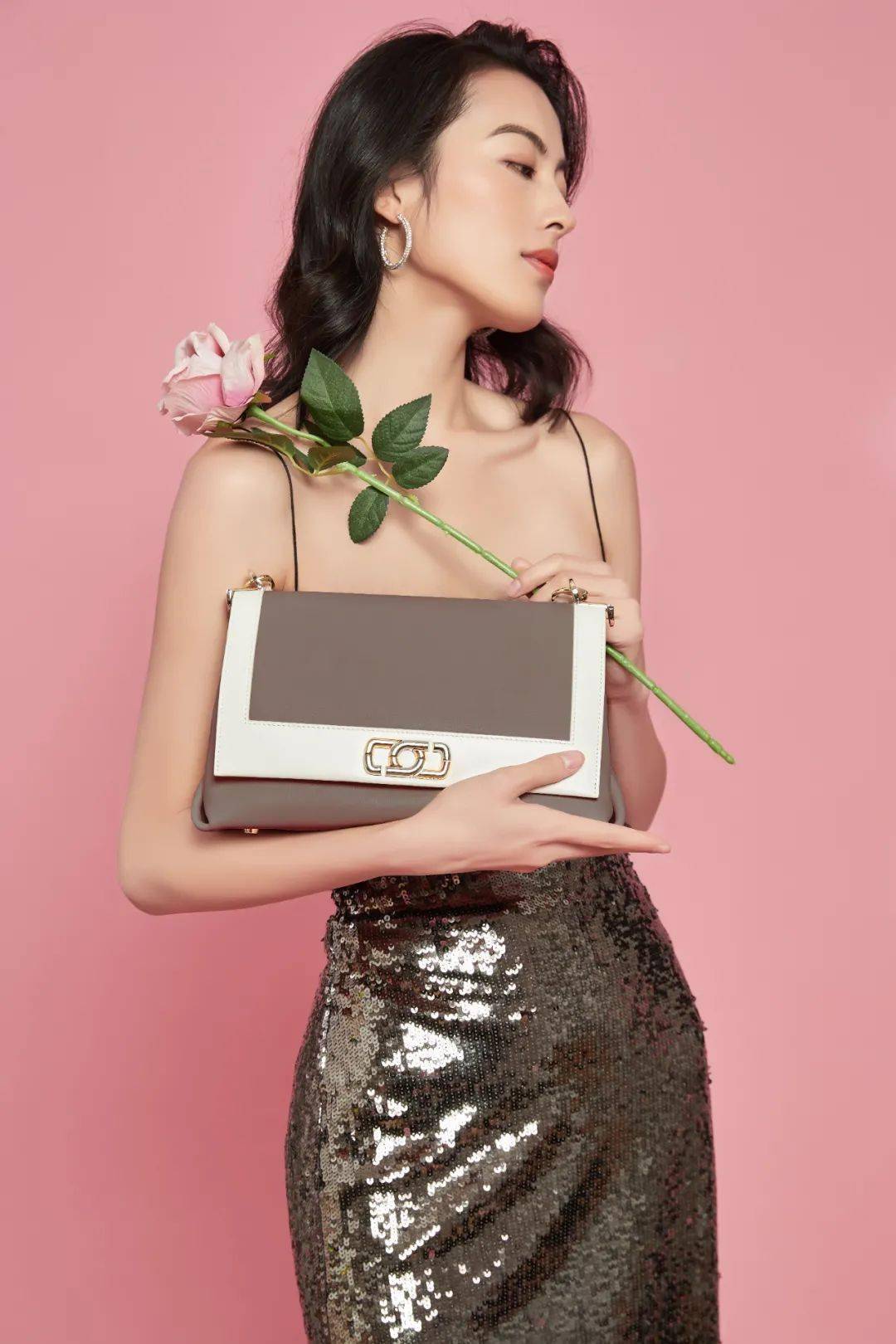 迪莱克丝女王的节日dilaks包包背起来