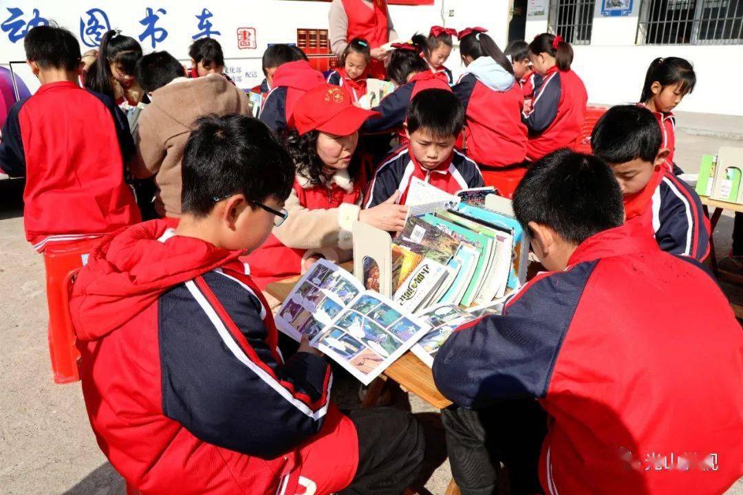 光山这里《雷锋的故事》随流动图书车进校园_活动