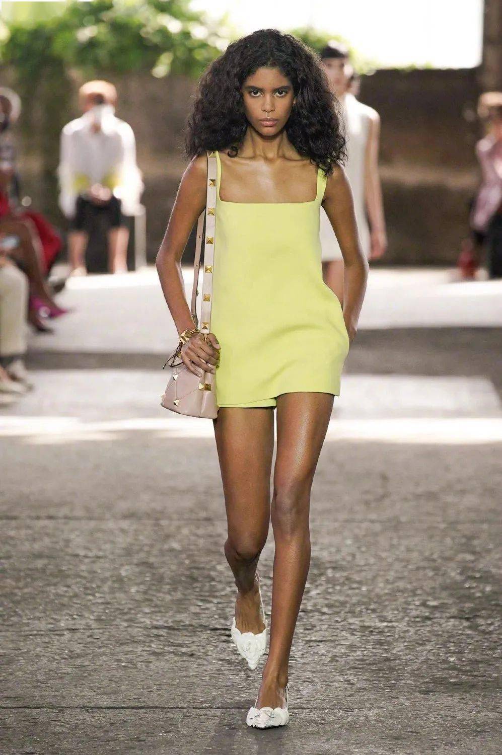 终于等到春天可以穿2021流行色亮丽黄了