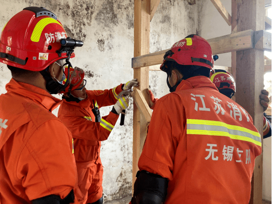 垂直向上破拆救援"l"型支撑建筑东侧墙面模拟一处断崖,崖顶可以通过"