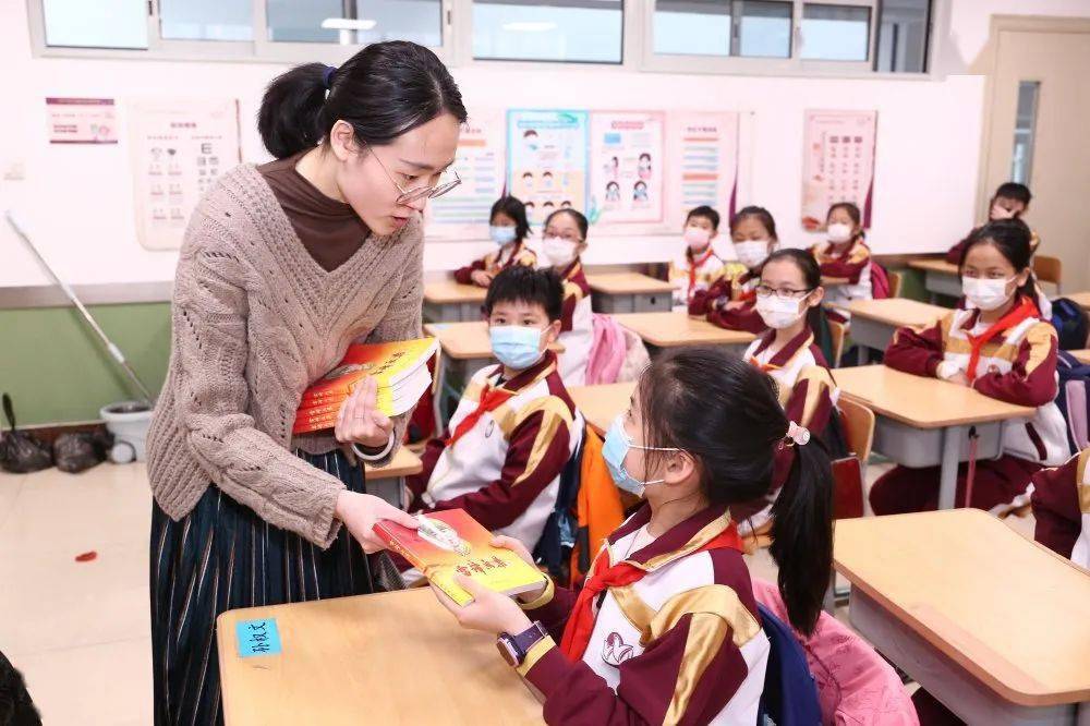 新时代文明实践和平区万全小学和美志愿服务暖心行学雷锋画集做雷锋式
