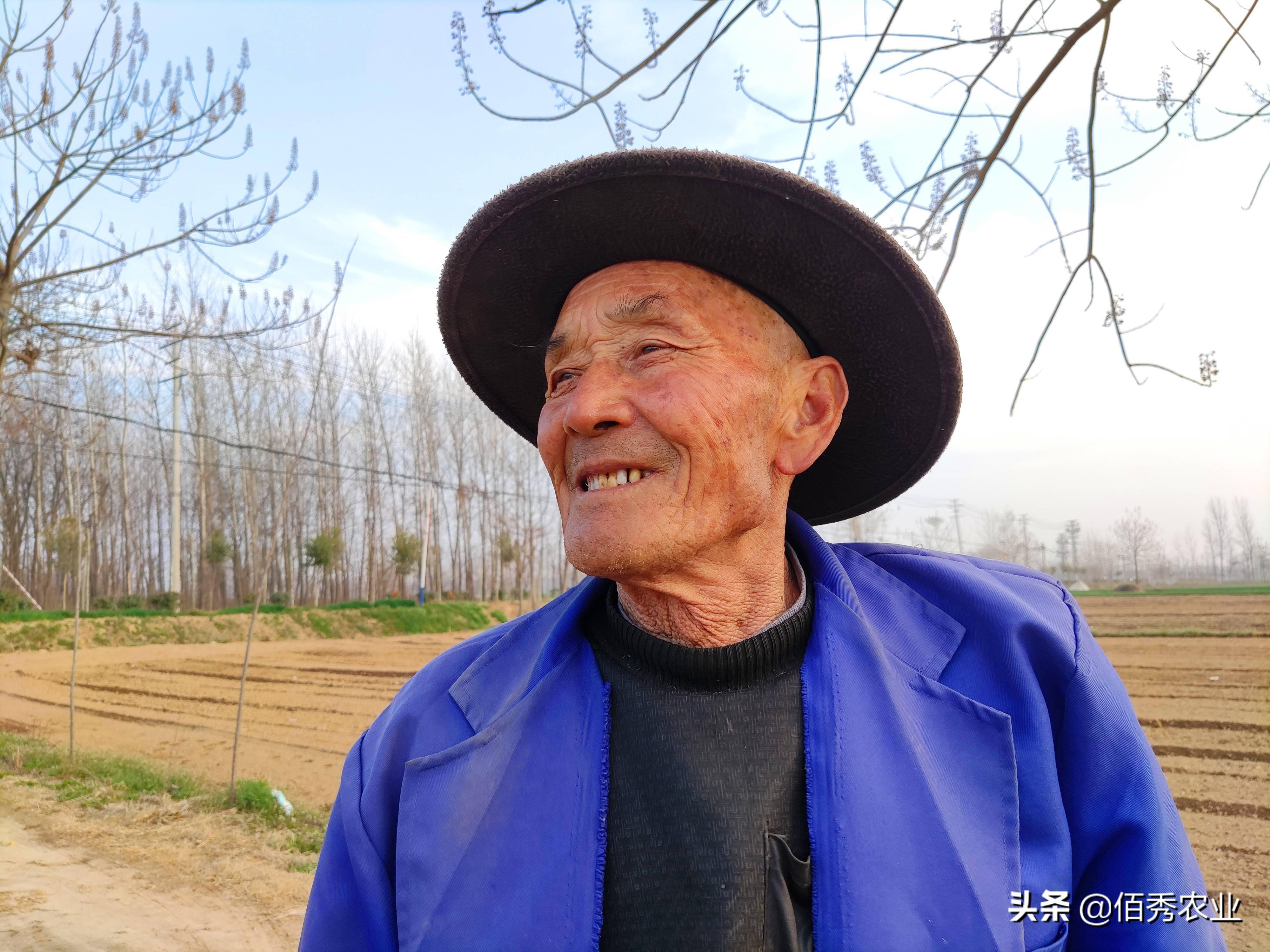 七旬农村老人家门口"打工",被人拒之田外,站在地头舍不得离开