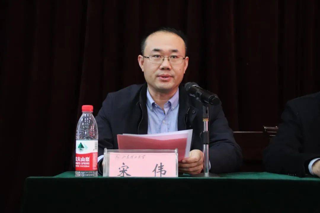 最后,王振为志愿服务队授旗,标志着我校"快乐(colo)马甲"—大学生体育