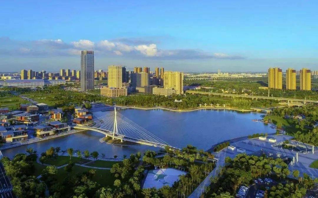 惠山新城商业配套方面,无锡现有的3座万达广场其中一座就在惠山新城