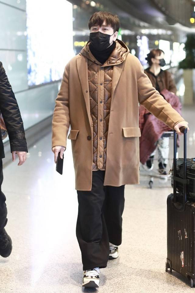 翟天临看着还挺嫩的,虽然已经是中年人,但是蘑菇头发型挺可爱