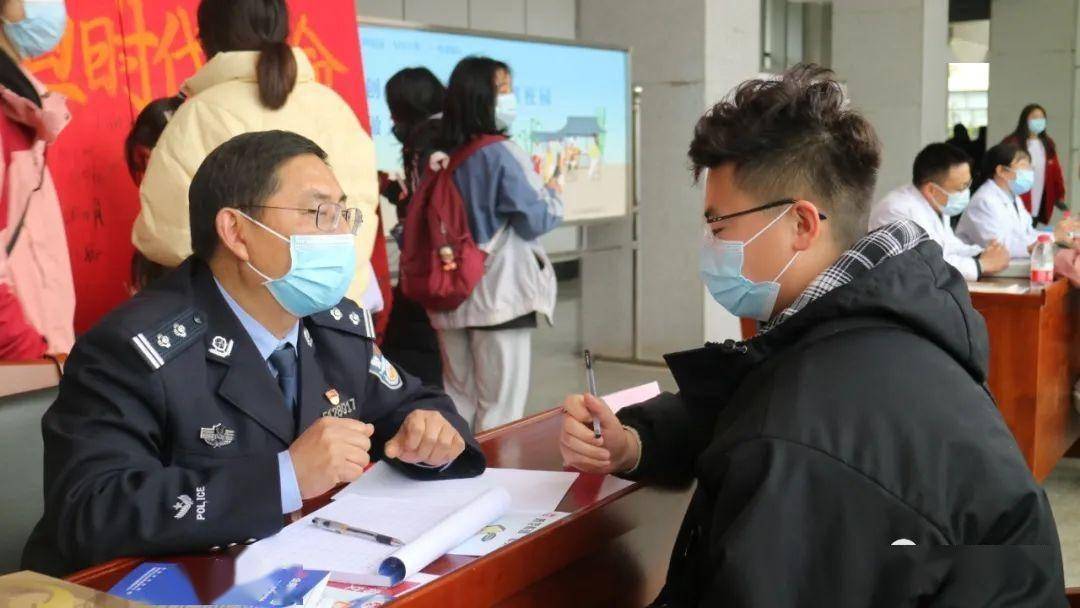 四川省孝泉师范学校弘扬雷锋精神勇担时代使命