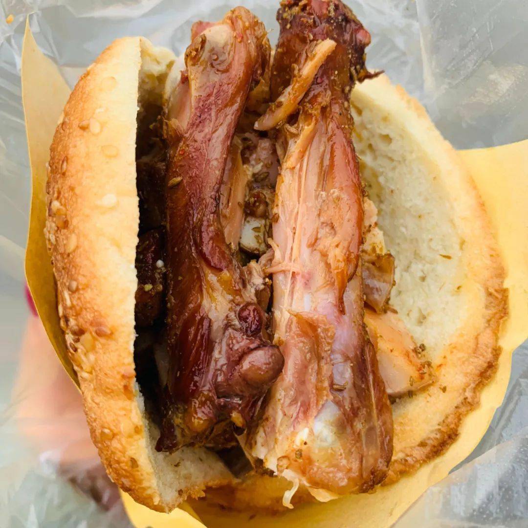 被河南大学的小伙伴疯狂安利的鸡腿饼,在鼓楼旁边的小吃街里.