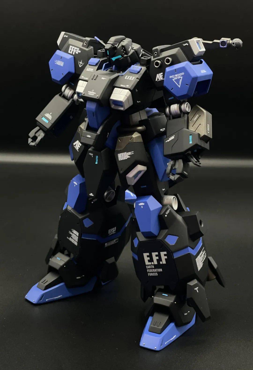 蓝黑配色重装古斯塔夫胖子就得拿多点武器