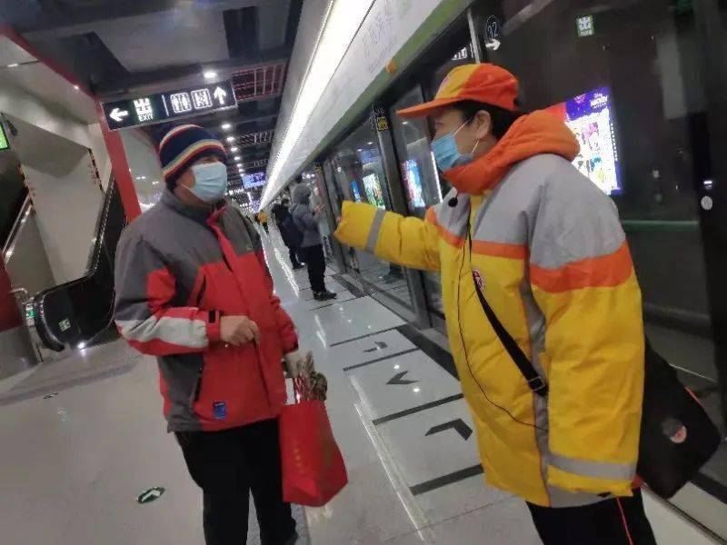 困难之时伸援手无私奉献显真情